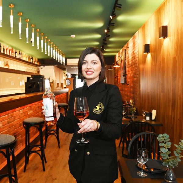08.03.2024 Köln. Das neues georgische Restaurant Badagi in Rodenkirchen. Chefin Ana Gogichashvili freut sich auf die ersten Gäste. Foto: Alexander Schwaiger