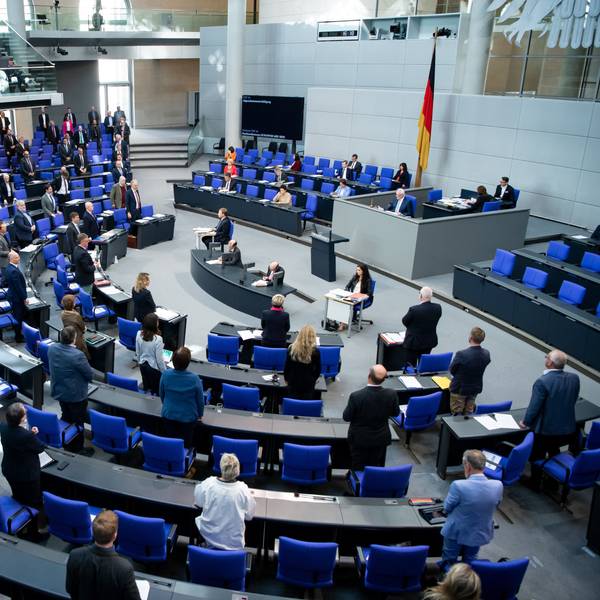 Die Bundestagsabgeordneten stimmen im Deutschen Bundestag ab.