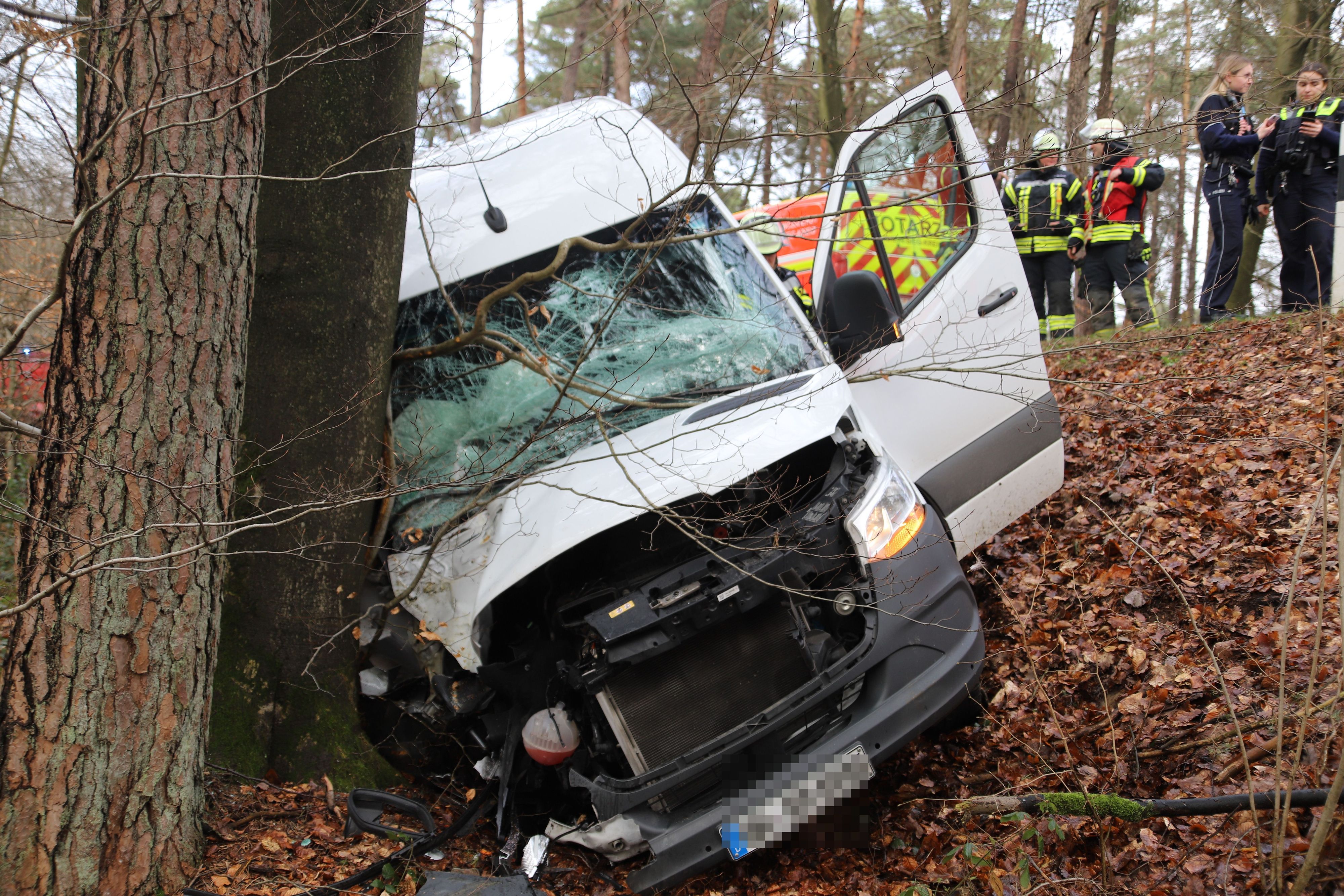 Ein 21 Jahre alter Sprinterfahrer ist in Ruppichteroth eine Böschung hinuntergefahren und gegen einen Baum gekracht. Die Beifahrerseite wurde eingedrückt.