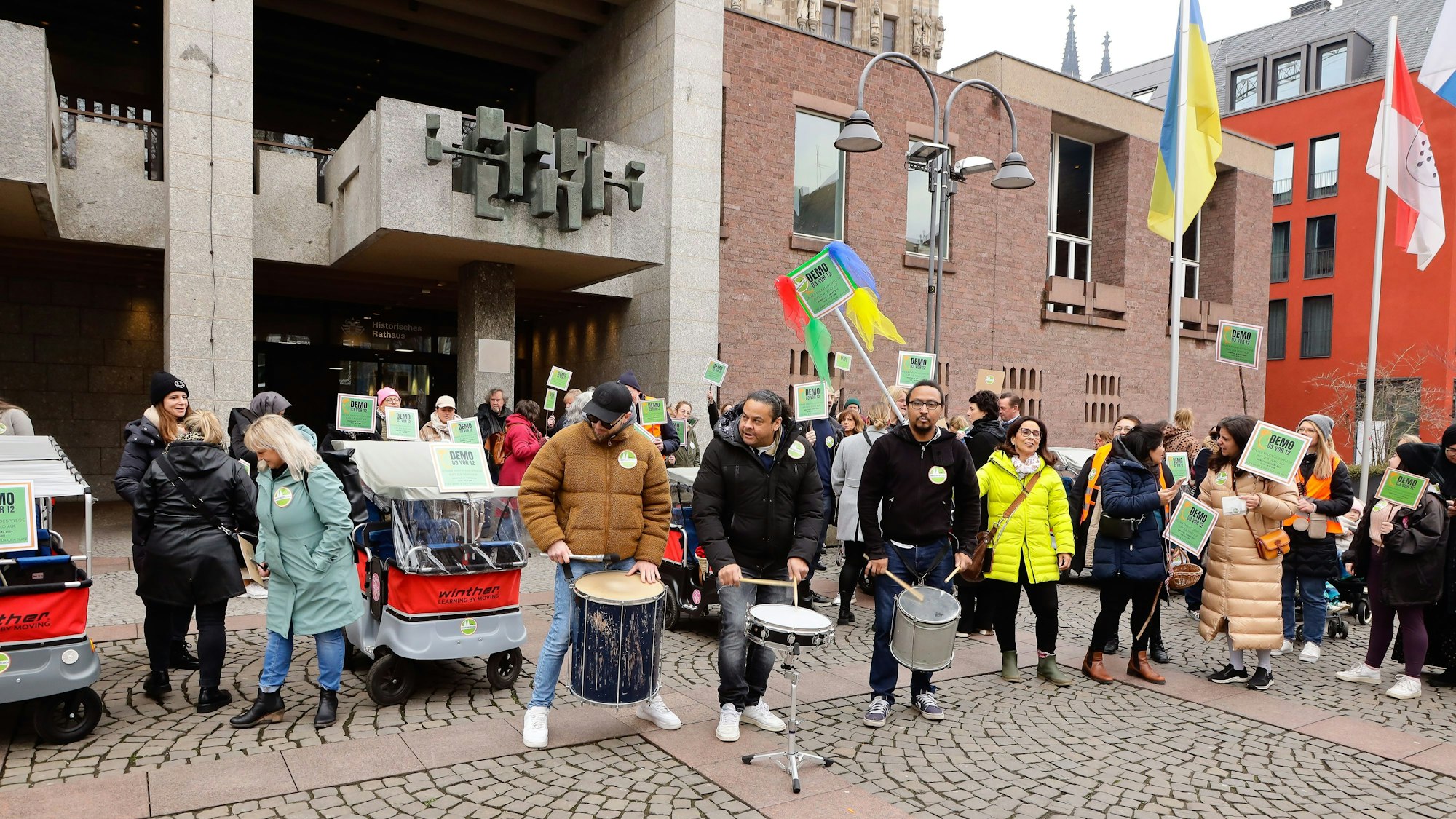 Auf dem Foto sind Demonstrierende vor dem Historischen Rathaus in Köln zu sehen.