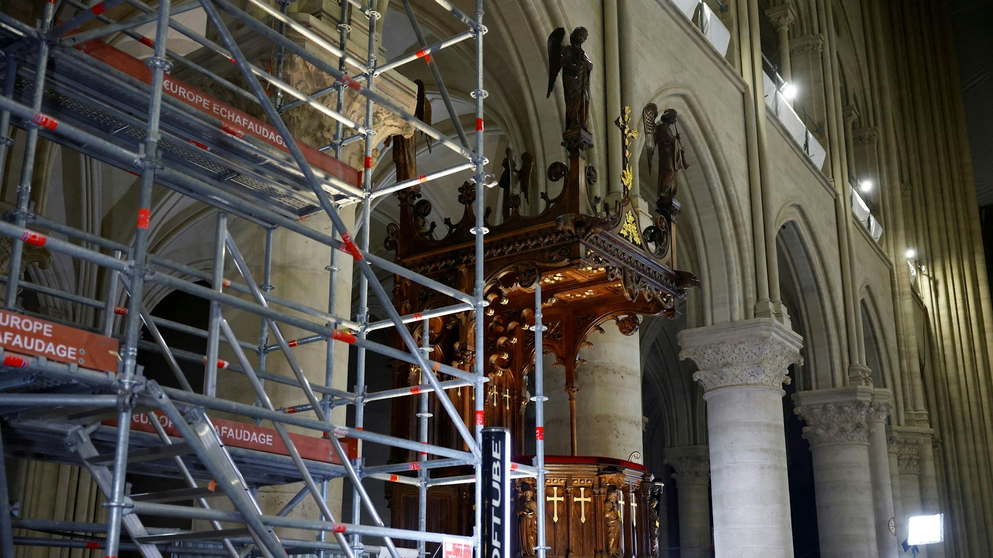 Baustelle beim Notre-Dame. Zu sehen sind Kirchenfenster.