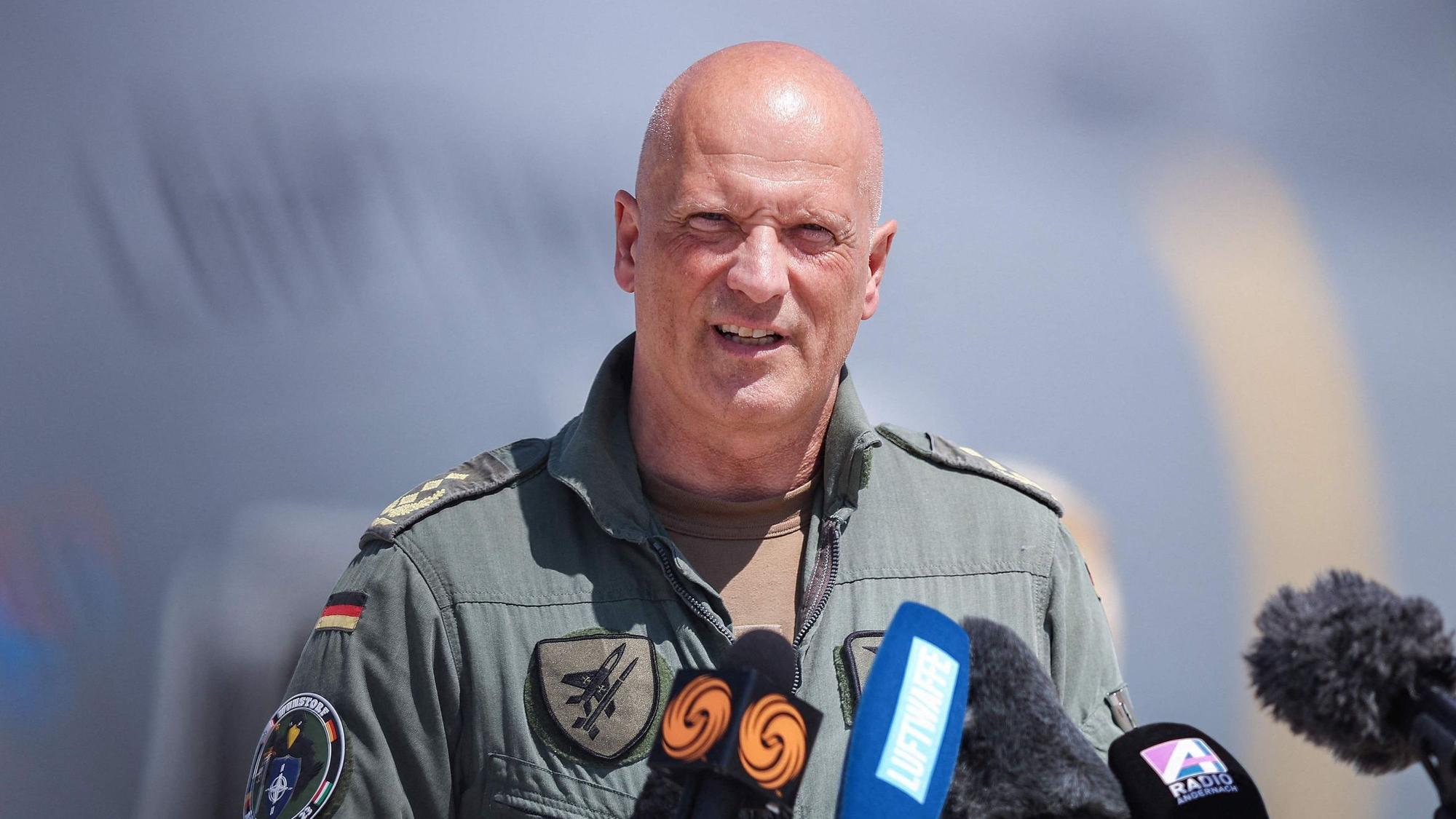 Der Inspekteur der deutschen Luftwaffe, Ingo Gerhartz, steht bei einer Pressekonferenz vor mehreren Mikrofonen der anwesenden Presse. Er trägt eine Uniform der Luftwaffe.