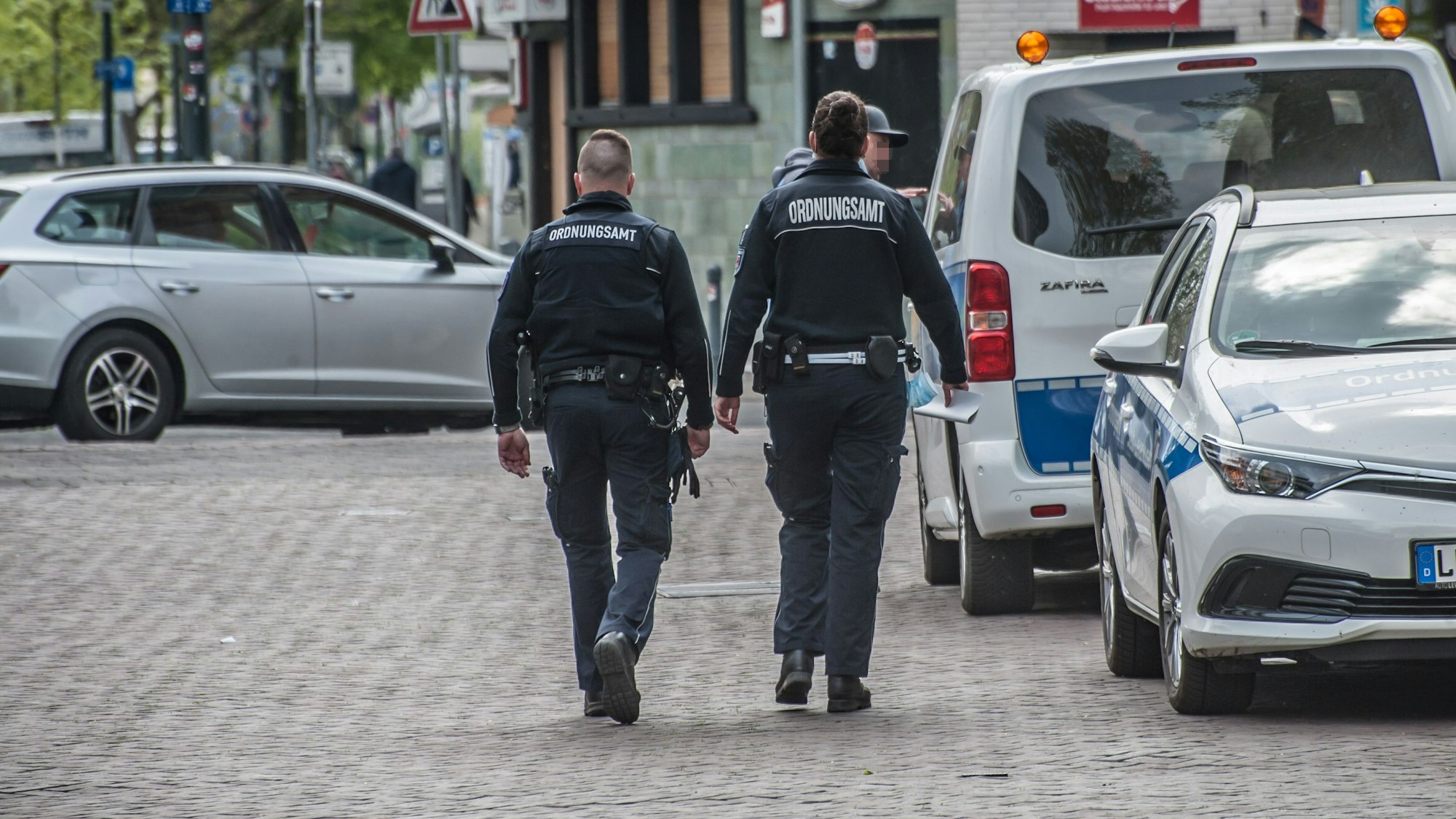 Jetzt immer mit Bodycam im Einsatz: Zwei Mitarbeiter des Kommunalen Ordnungsdienste.