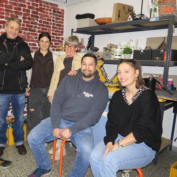 Bei der Eröffnung des „Cube 829“ stellten sich Marcel Kamps (Fotograf), Christian Baack, Thordis Naima Addelia, Ulrike Nachtigall (stehend v.l.) Armin Riyahi und Kim Nachtigall (AWO) (sitzend) vor