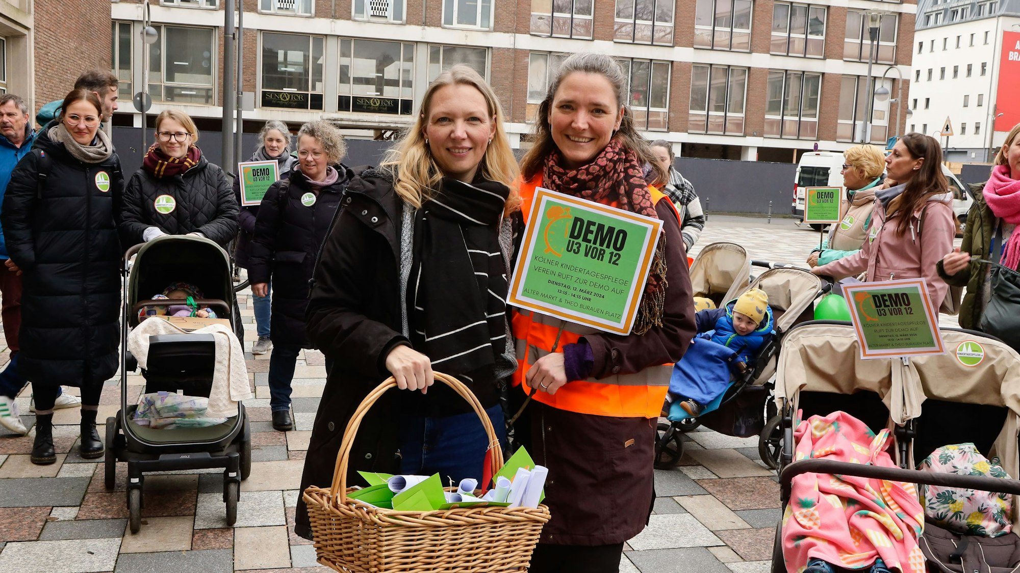 Auf dem Foto sind zwei demonstrierende Frauen zu sehen.