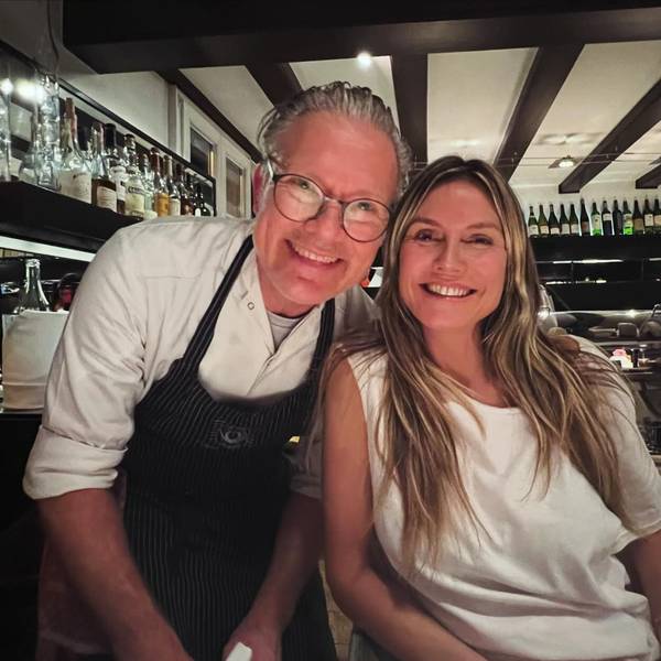 Model Heidi Klum im Restaurant mit Spitzenkoch Christopher Wilbrand.