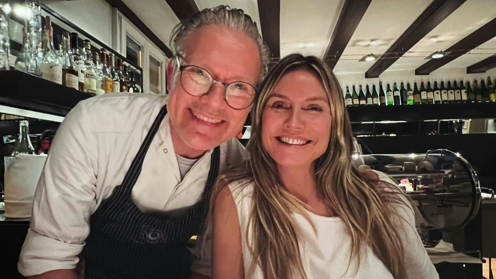Model Heidi Klum im Restaurant mit Spitzenkoch Christopher Wilbrand.