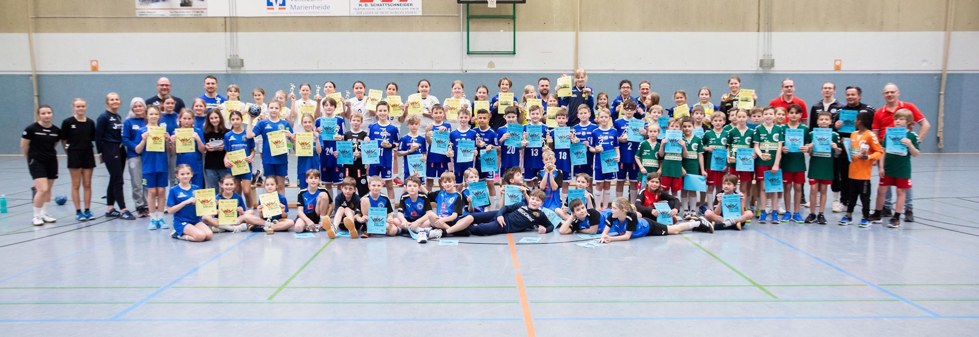 Gruppenbild von Kindern und Veranstaltern in einer Sporthalle