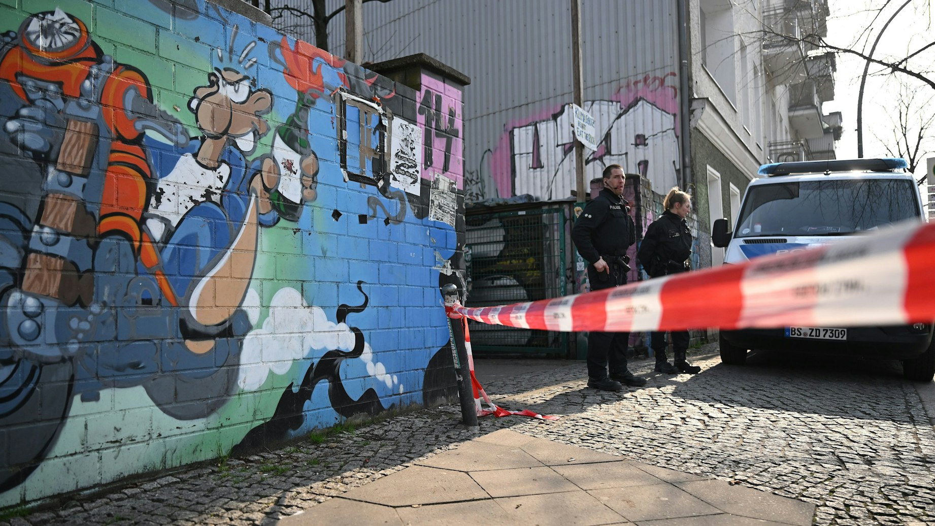 Polizei durchsucht im Berliner Stadtteil Friedrichshain bei der Fahndung nach früheren RAF-Terroristen Staub und Garweg ein Grundstück.