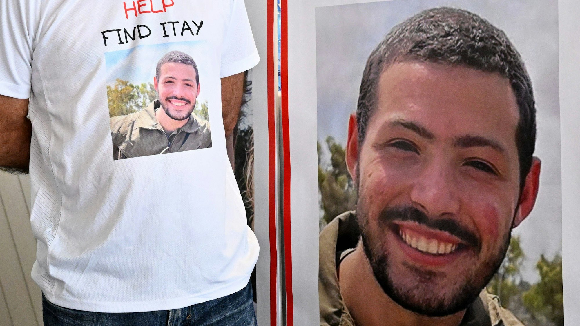 Ruby Chen mit einem Bild seines Sohnes Itay, als die Familie noch auf dessen Freilassung hoffte.