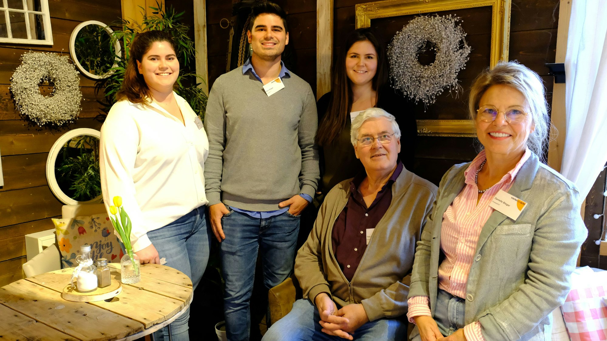 Gruppenbild der Familie Bieger, v.l. die Kinder Kim, Max und Bibi mit den Eltern Theo und Danielle.
