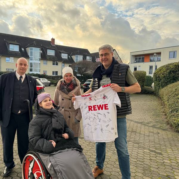 Auf dem Bild sind die Familie Sturm und der Unterstützer Volker Frank zu sehen.