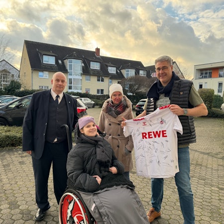 Auf dem Bild sind die Familie Sturm und der Unterstützer Volker Frank zu sehen.