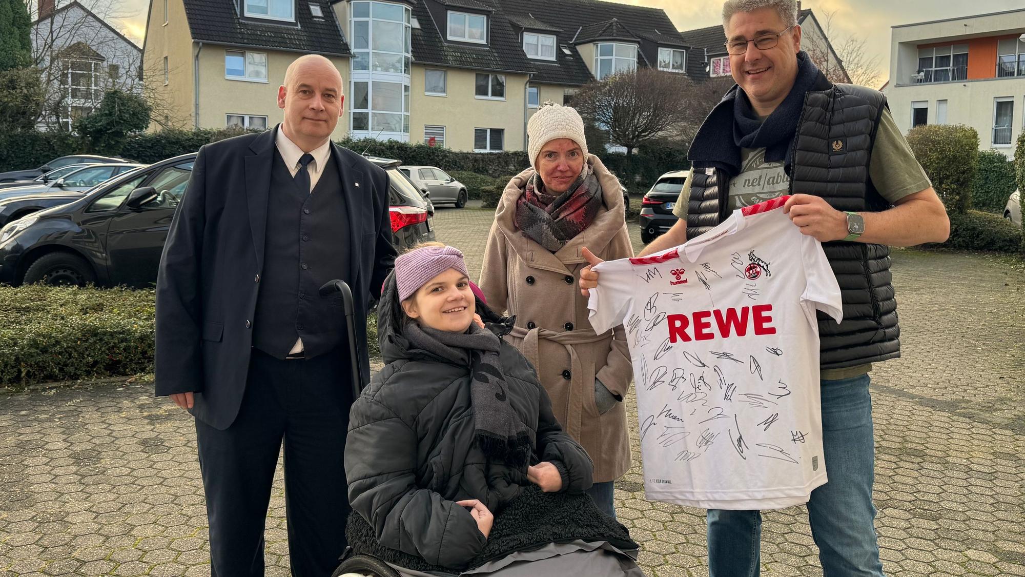 Auf dem Bild sind die Familie Sturm und der Unterstützer Volker Frank zu sehen.