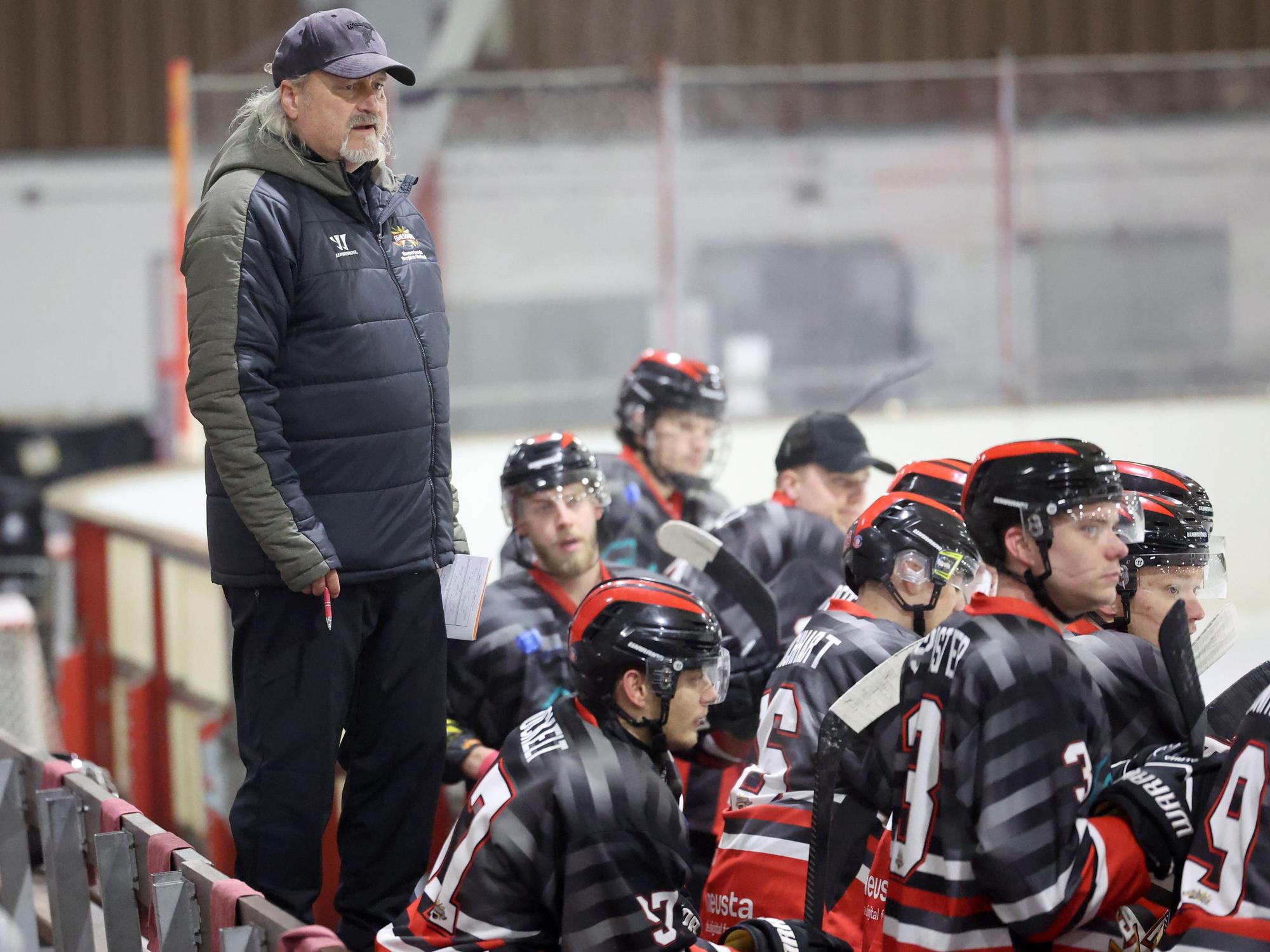 Realstars-Trainer Bernd Arnold mit seinem Team in der Box.