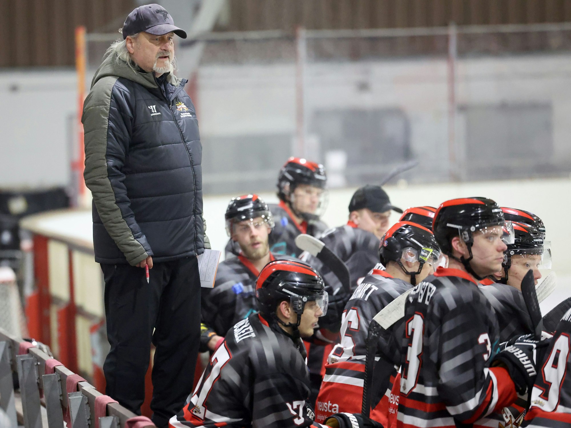 Realstars-Trainer Bernd Arnold mit seinem Team in der Box.