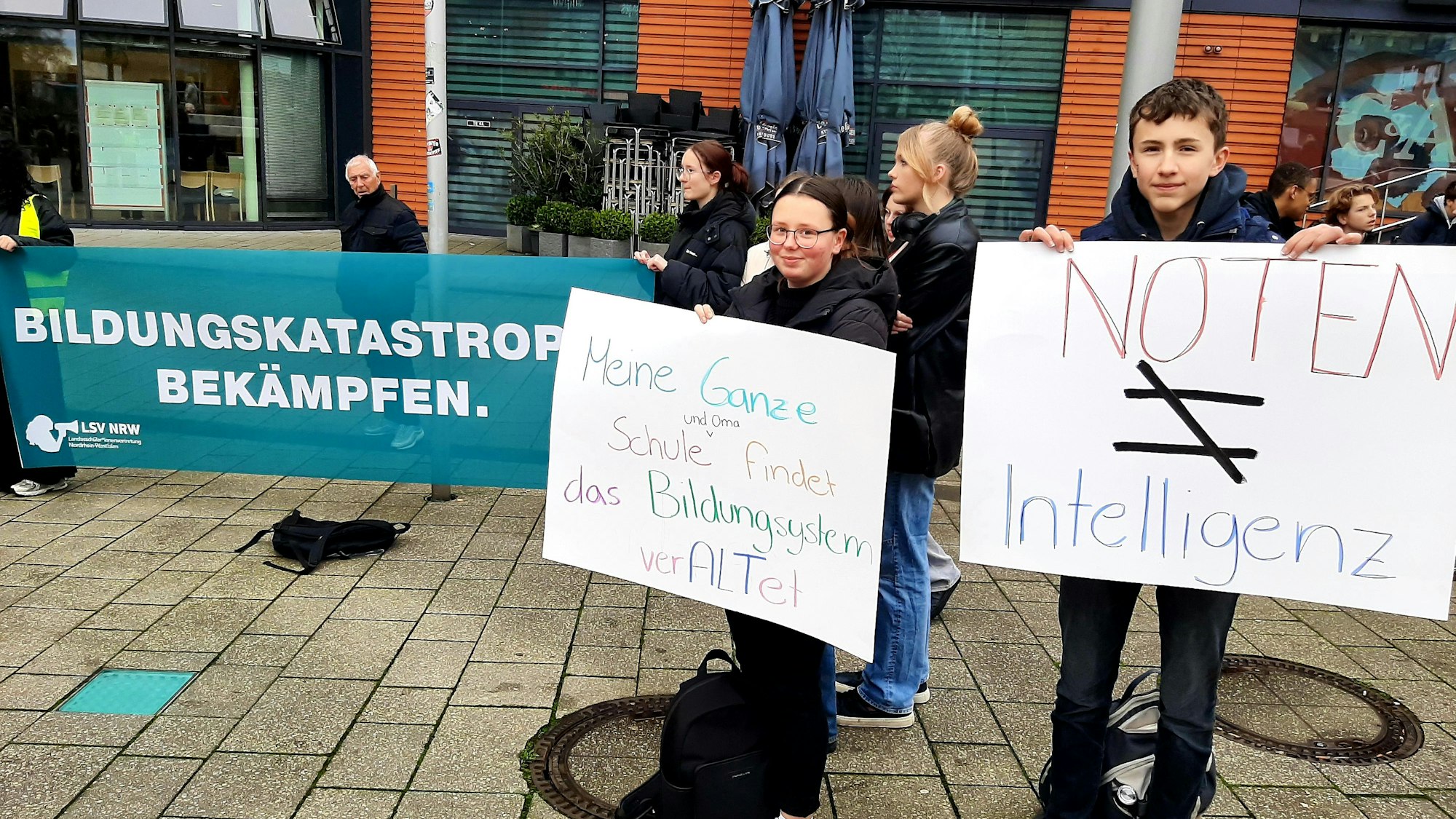 Protest Schüler / Bezirksschülervertretung Leverkusen für Veränderungen im Schulsystem vor der Rathausgalerie in Wiesdorf. Mit dabei: Moritz Hüttner und Marie Wahl, die ihre selbstgemalten Protestplakate zeigen.