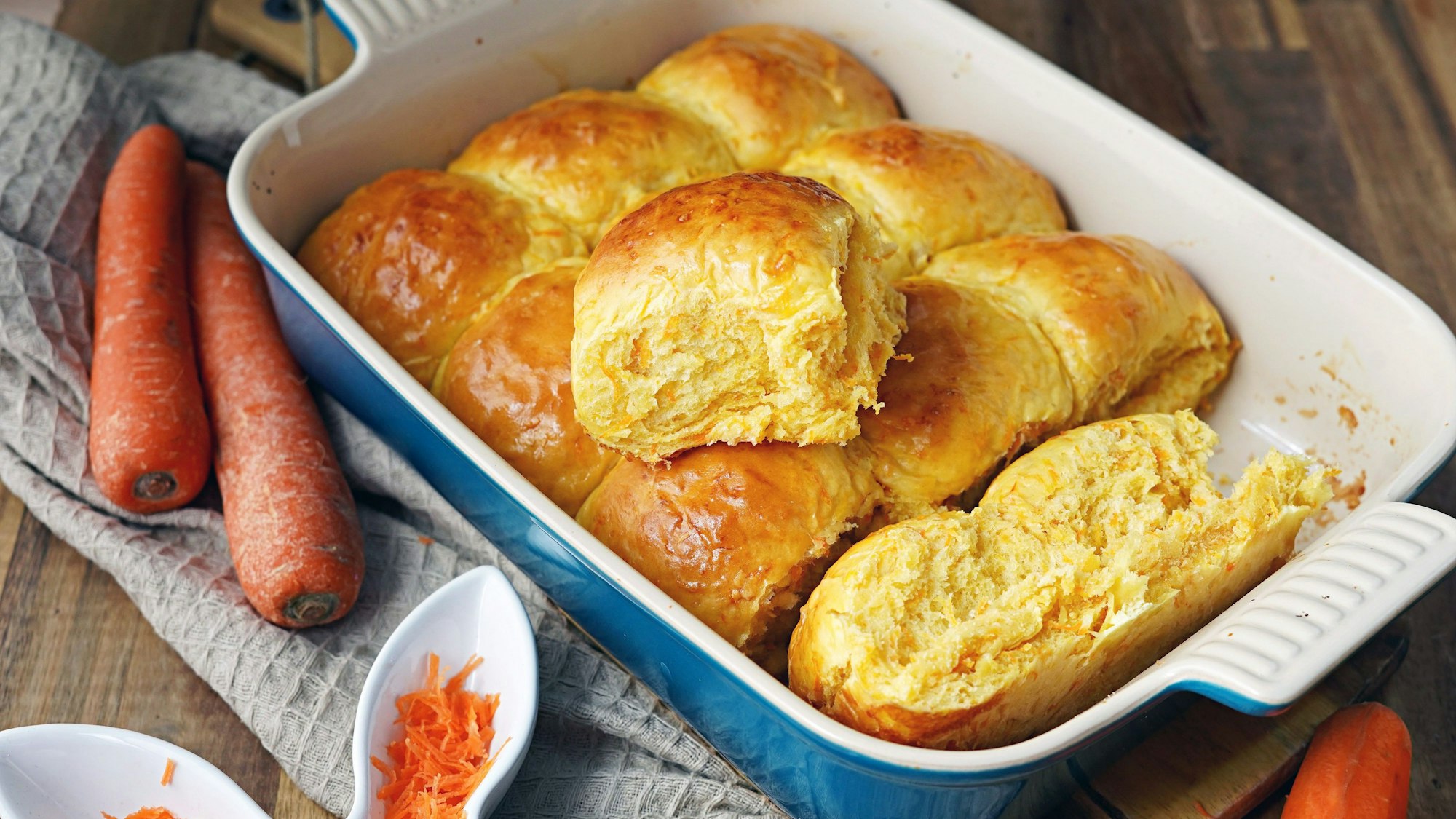 Die Brötchen sind in einer Auflaufform gebacken und stehen auf einem Tisch.