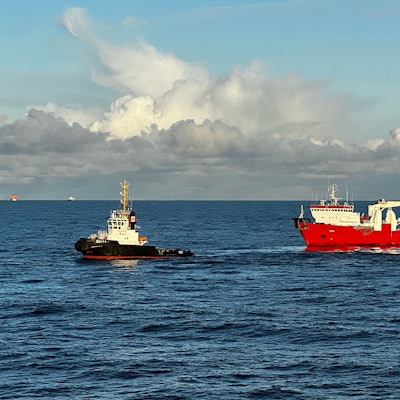 Mehrere Schlepper suchen nach dem gesunkenen Wrack des Frachters „Verity“ in der deutschen Nordsee. Bei dem Schiffsunglück waren zwei Frachter unweit der Insel Helgoland zusammengestoßen, fünf Menschen kamen ums Leben.
