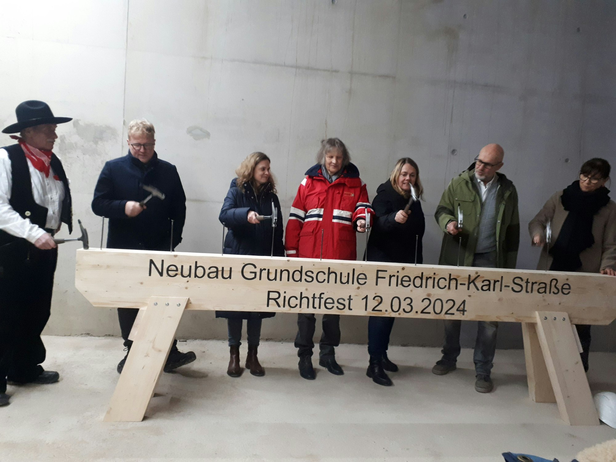 Polier, Architekt Christian Fensterer, Schulleiterin Johanna Schubert, die Nippeser Bezirksbürgermeisterin Diana Siebert, Stefanie Ruffen aus dem Schulausschuss, Architekt Jürgen Hess-Langrock und Gebäudewirtschafts-Leiterin Petra Rinnenburger (v.l.).