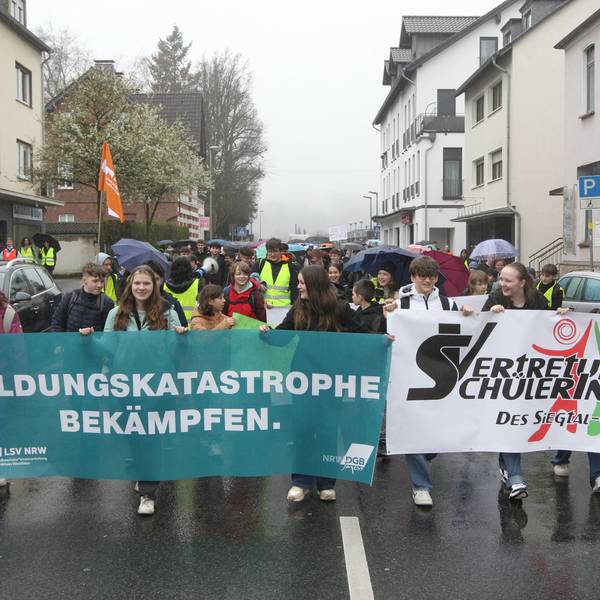 Der Demonstrationszug der Eitorfer Schüler ging vom Bahnhof zum Markt.