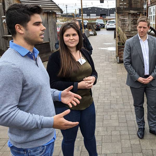 Max und Bibi Bieger mit einigen Teilnehmern des Unternehmertreffens beim Unternehmensrundgang.