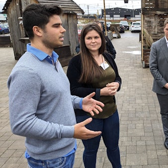 Max und Bibi Bieger mit einigen Teilnehmern des Unternehmertreffens beim Unternehmensrundgang.