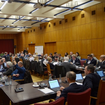 Die Stadtverordneten sitzen dicht an dicht an den Tischen im Ratssaal. Am Tisch der Verwaltung hat unter anderem Bürgermeister Sacha Reichelt seinen Platz, der die Sitzung leitet.