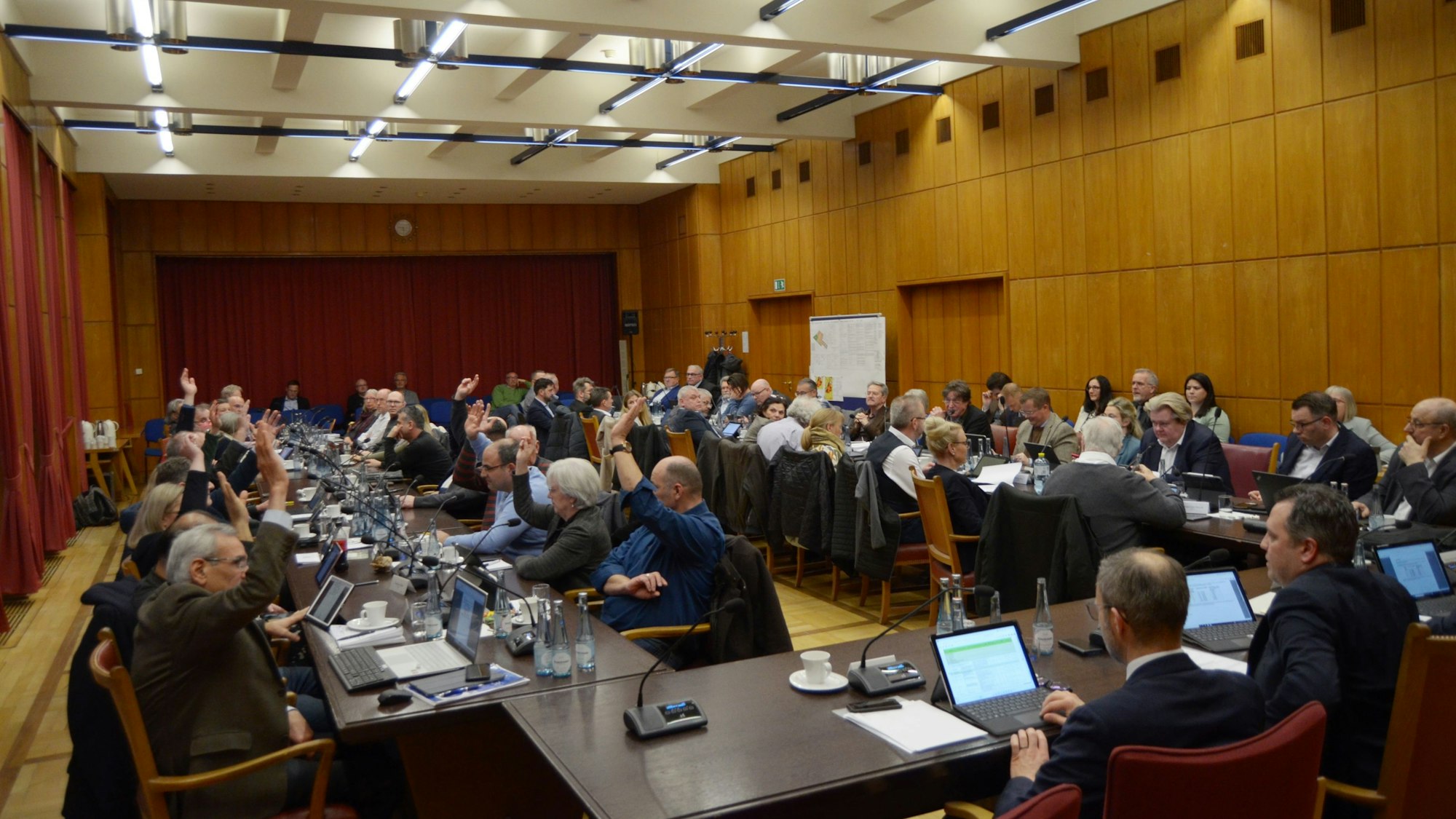 Die Stadtverordneten sitzen dicht an dicht an den Tischen im Ratssaal. Am Tisch der Verwaltung hat unter anderem Bürgermeister Sacha Reichelt seinen Platz, der die Sitzung leitet.