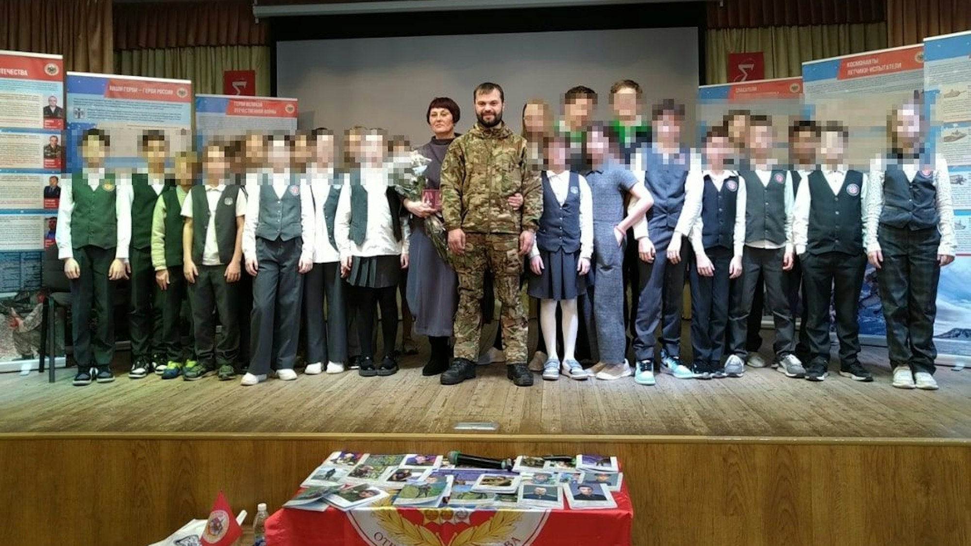 Nikita Semjanow bei einem seiner Auftritte vor wenigen Wochen. In Schulen wird er als Kriegsheld gefeiert.