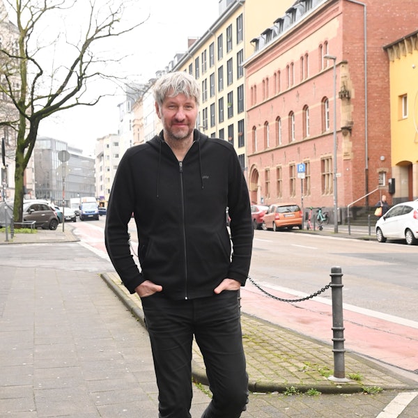 Wiebusch in schwarzer Jacke auf einer Kölner Straße.