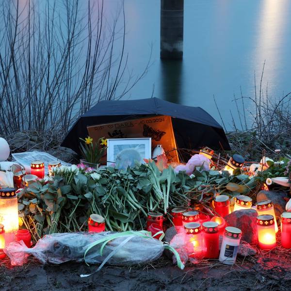 Blumen und Kerzen im Mülheimer Hafen, drei Tage nach dem gewaltsamen Tod des 15-Jährigen am 10. März 2024
