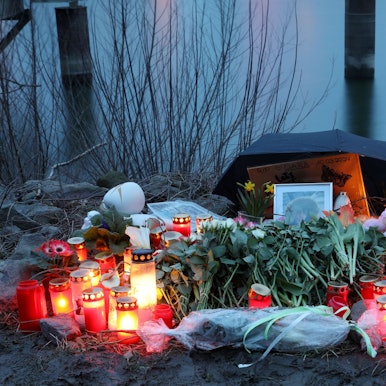 Blumen und Kerzen im Mülheimer Hafen, drei Tage nach dem gewaltsamen Tod des 15-Jährigen am 10. März 2024