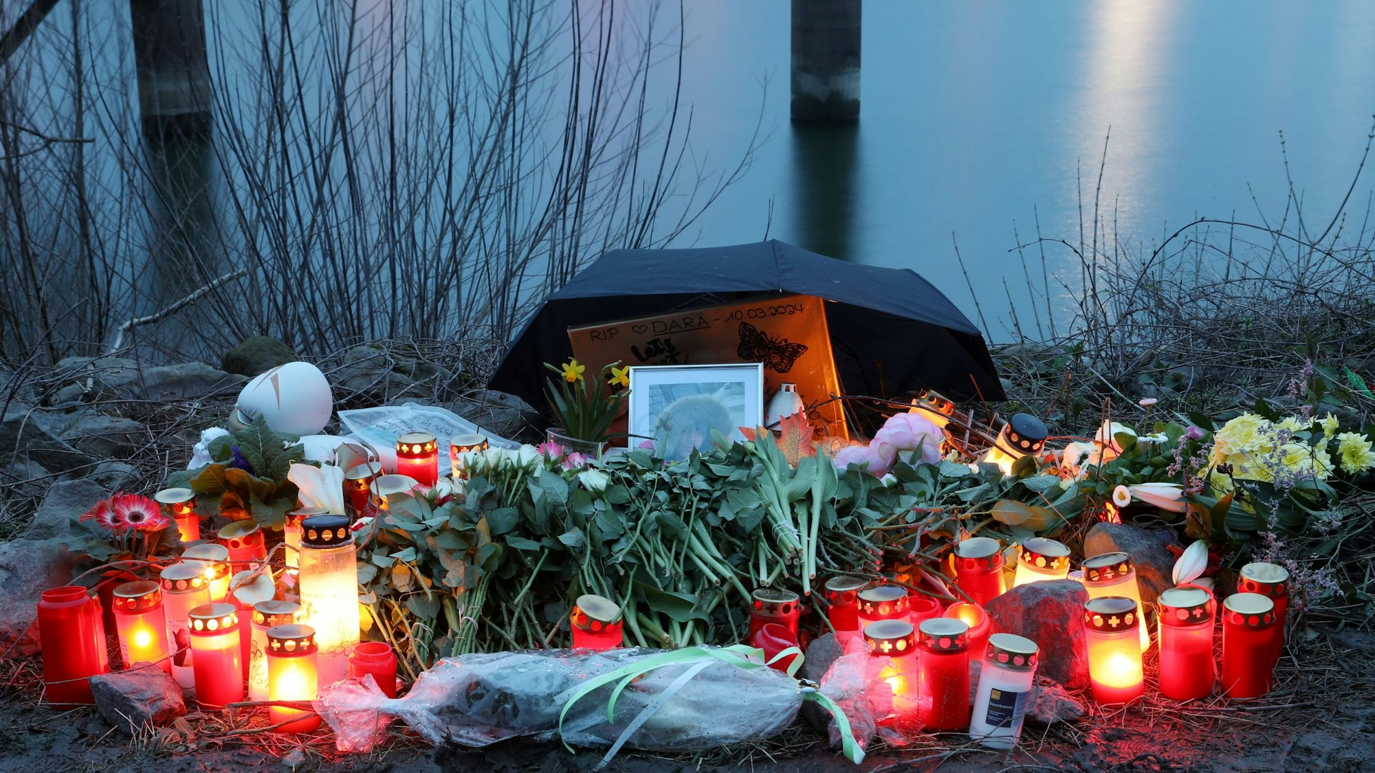 Blumen und Grabkerzen am Tatort im Mülheimer Hafen, wo in der Nacht zum Sonntag (10.03.2024) ein 15-Jähiger mit Messerstichen getötet wurde.