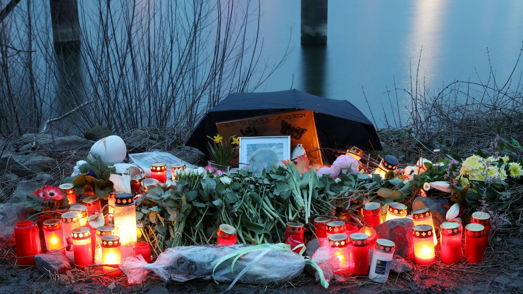 Ein Blumenmeer am Tatort im Mülheimer Hafen, drei Tage nach dem mutmaßlichen Mord an einem 15-jährigen Schüler.