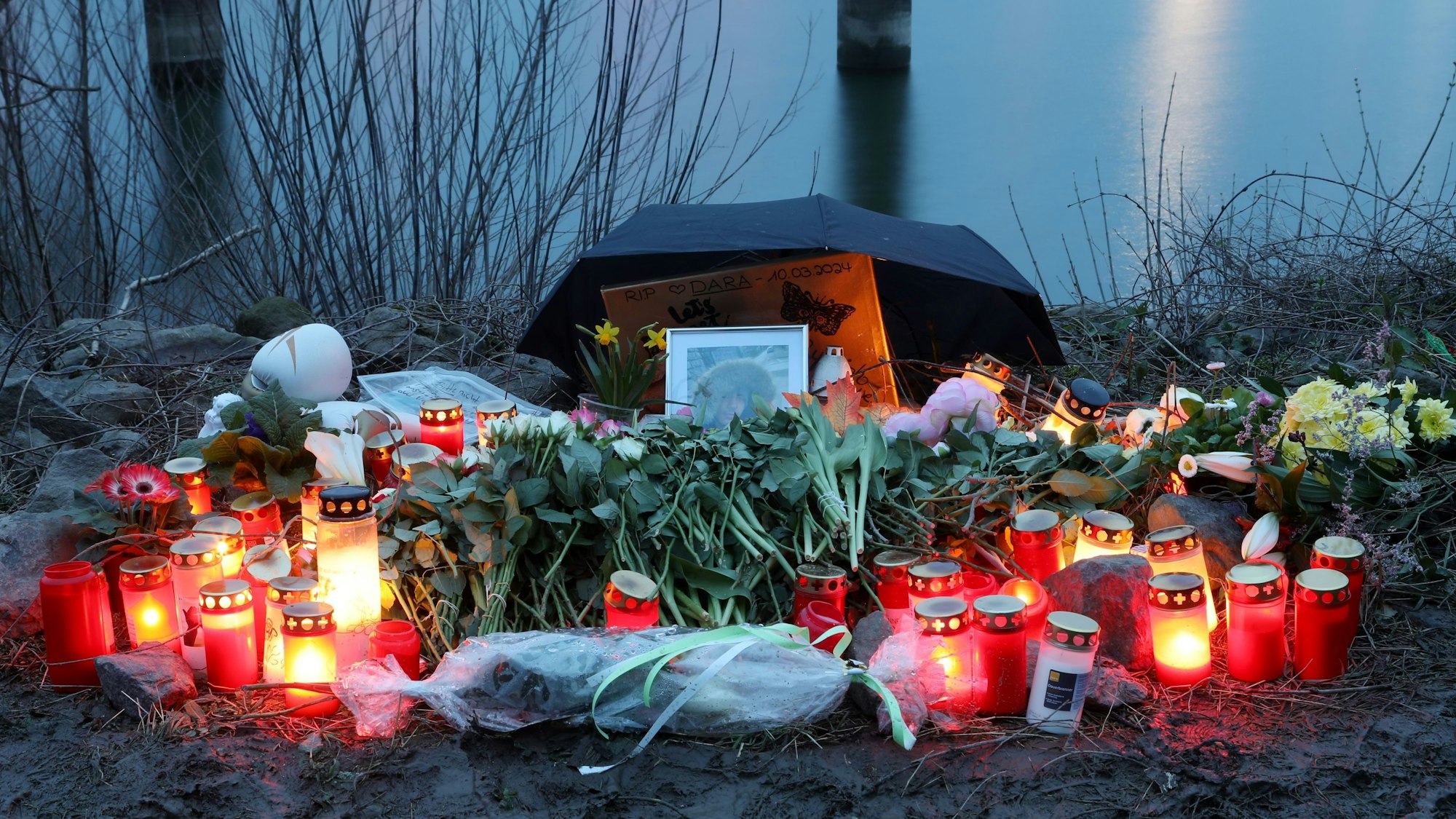 Blumen und Kerzen im Mülheimer Hafen, drei Tage nach der Tötung des 15-Jährigen am 10. März 2024.