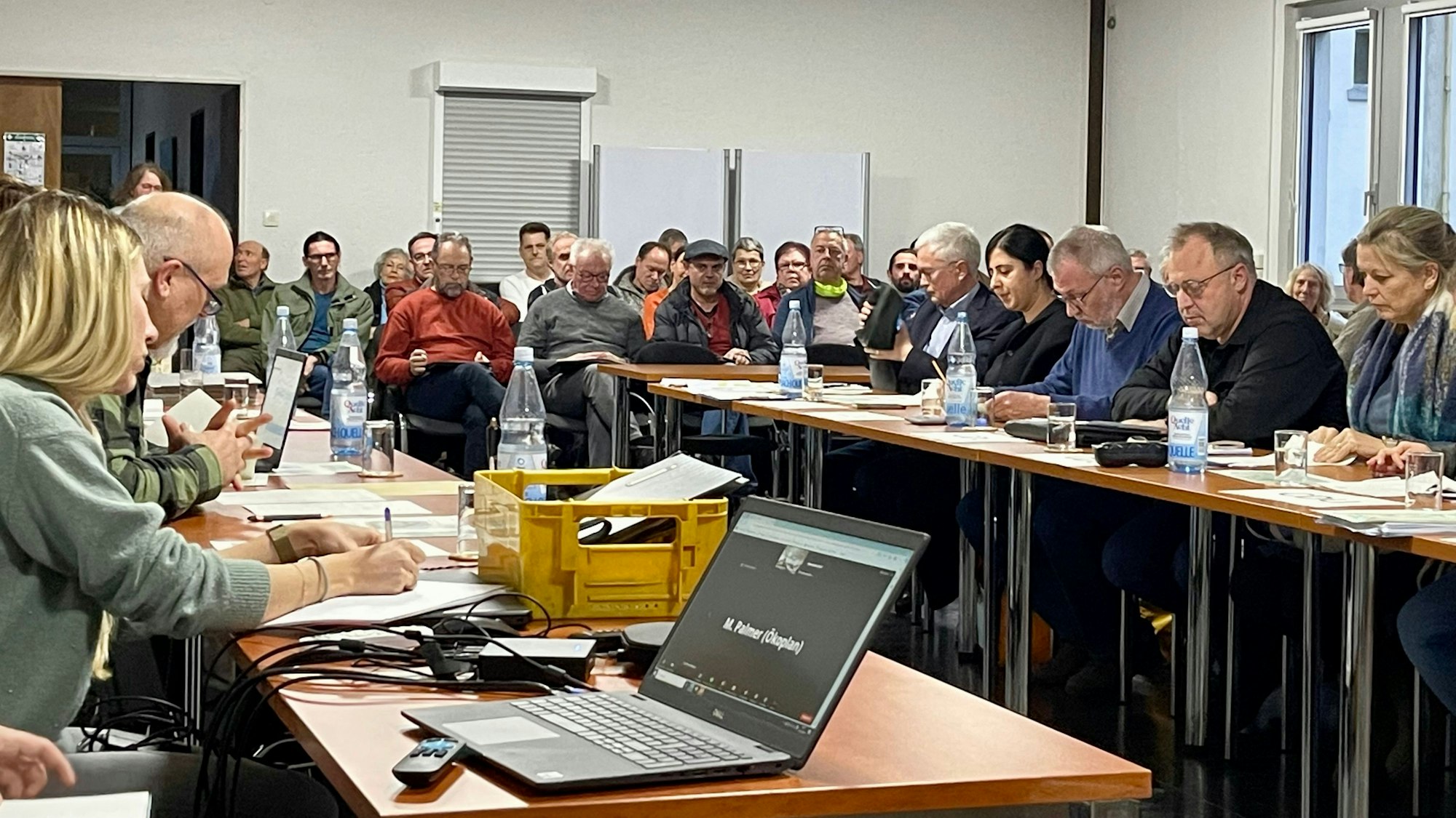 Viele Menschen sitzen an Tischen.