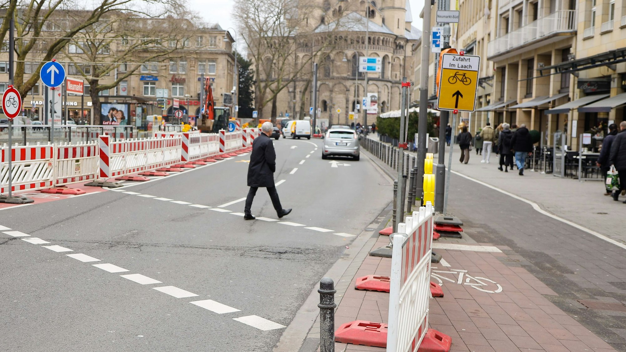 Eingezäunte Fahrbahn am Neumarkt