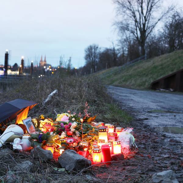 Ein Blumenmeer am Tatort im Mülheimer Hafen, wo in der Nacht zum Sonntag (10.03.2024) ein 15-Jähriger erstochen wurde.