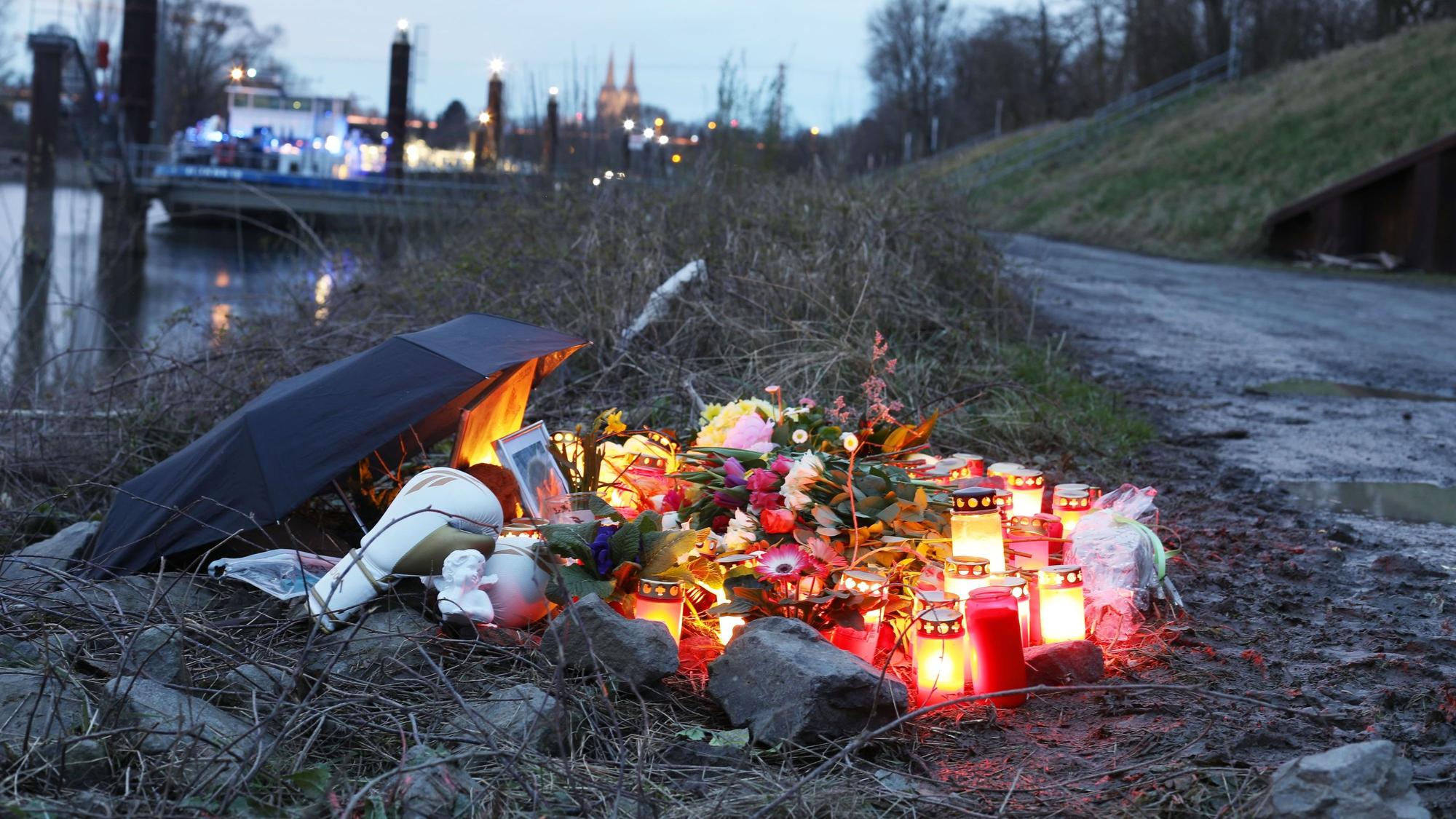 Ein Blumenmeer am Tatort im Mülheimer Hafen, wo in der Nacht zum Sonntag (10.03.2024) ein 15-Jähiger mit Messerstichen umgebracht wurde