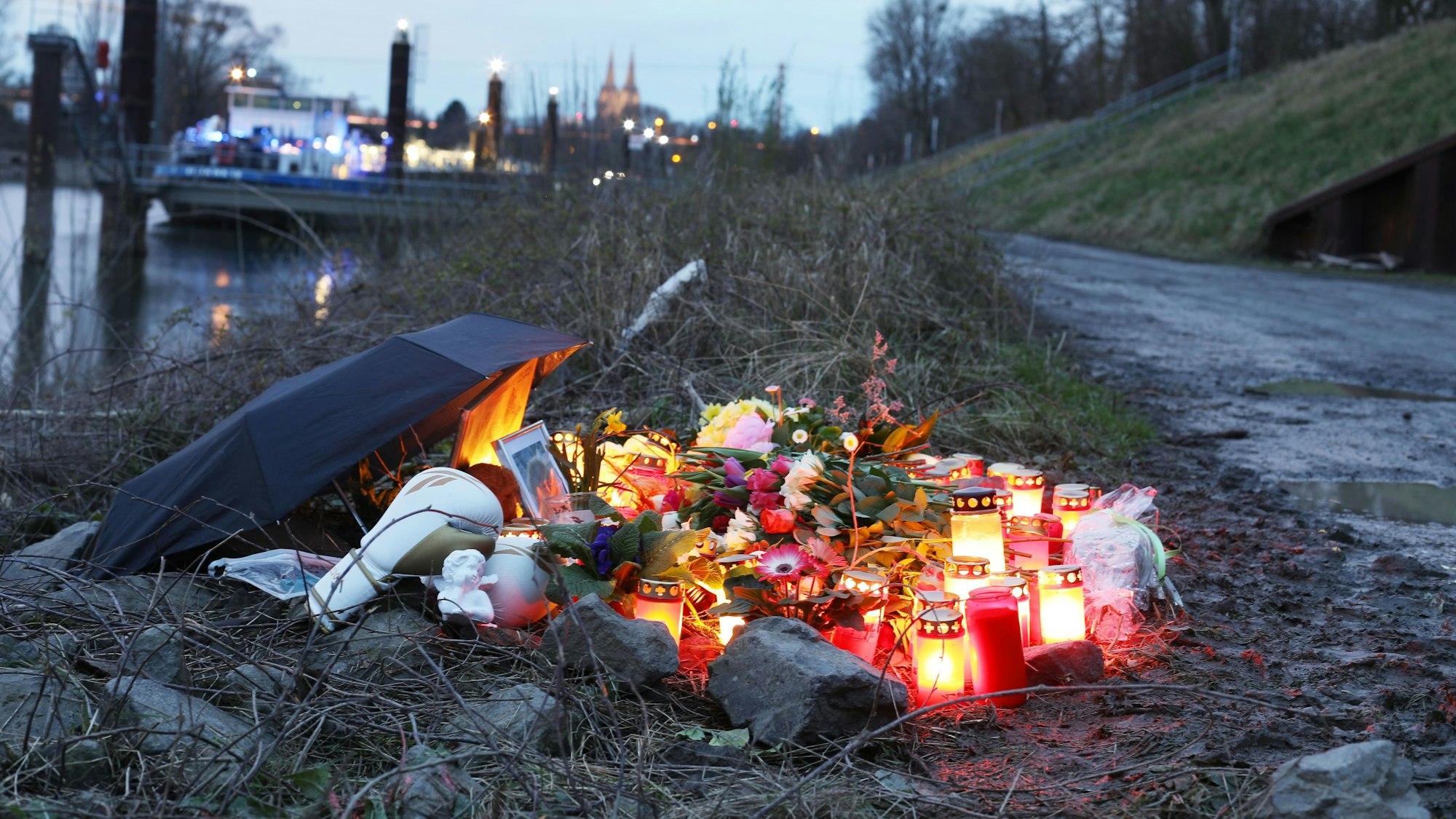Ein Blumenmeer am Tatort im Mülheimer Hafen, wo in der Nacht zum Sonntag (10.03.2024) ein 15-Jähiger mit Messerstichen umgebracht wurde