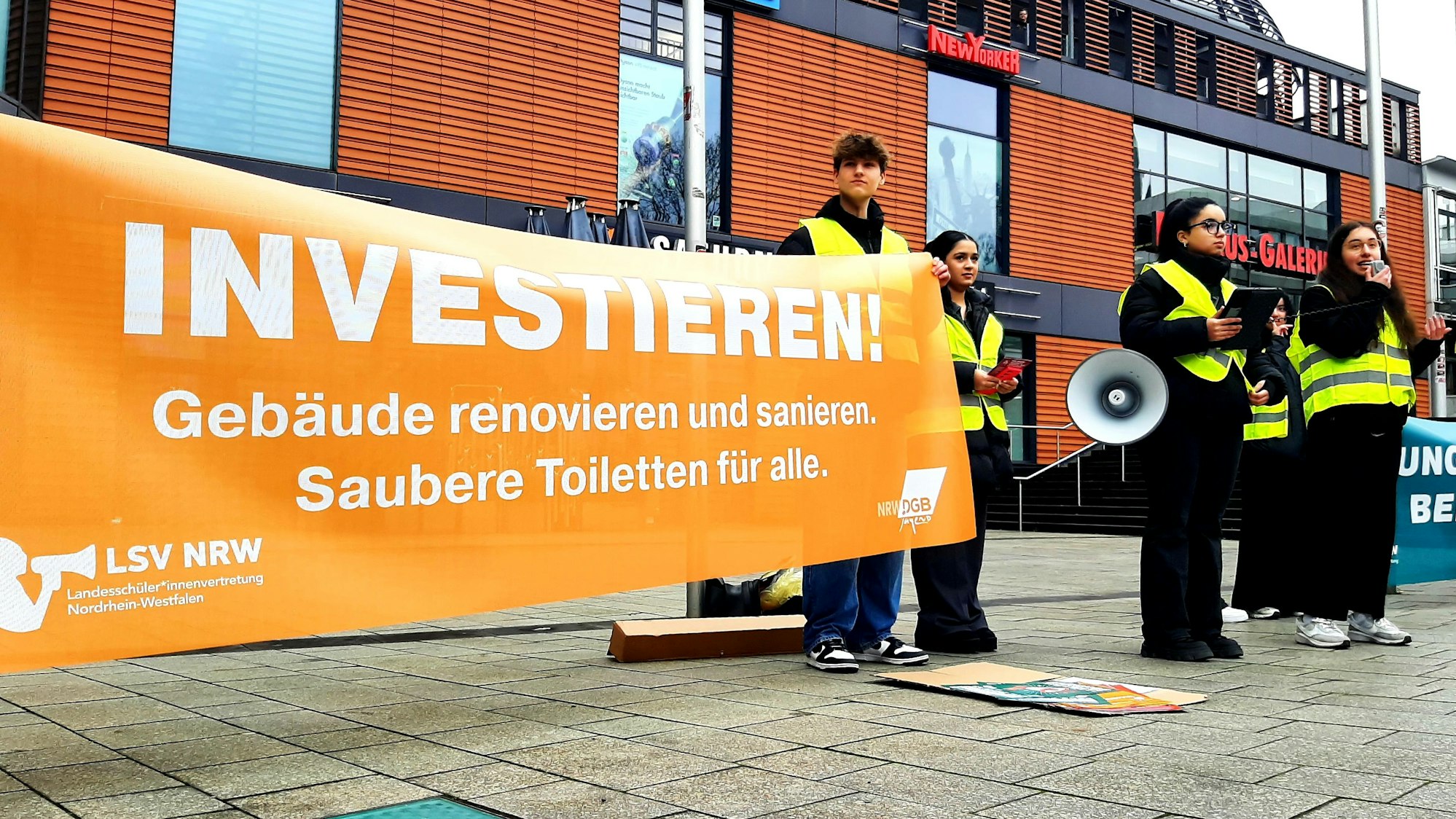 Protest Schüler / Bezirksschülervertretung Leverkusen für Veränderungen im Schulsystem vor der Rathausgalerie in Wiesdorf. Rechts am Megafon sprechen Lara Helvacioglu (r.) und Oumaima Laghrida (2.v.) von der Bezirksschülervertretung.