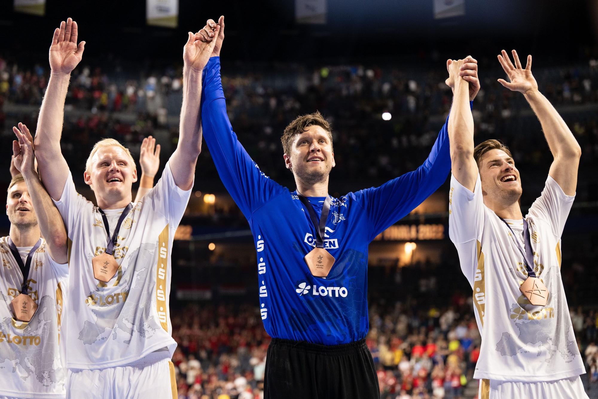 2022: Kiels Patrick Wiencek (l-r), Torhüter Niklas Landin und Rune Dahmke jubeln nach der Partie um Platz 3 beim Champions League Final Four.