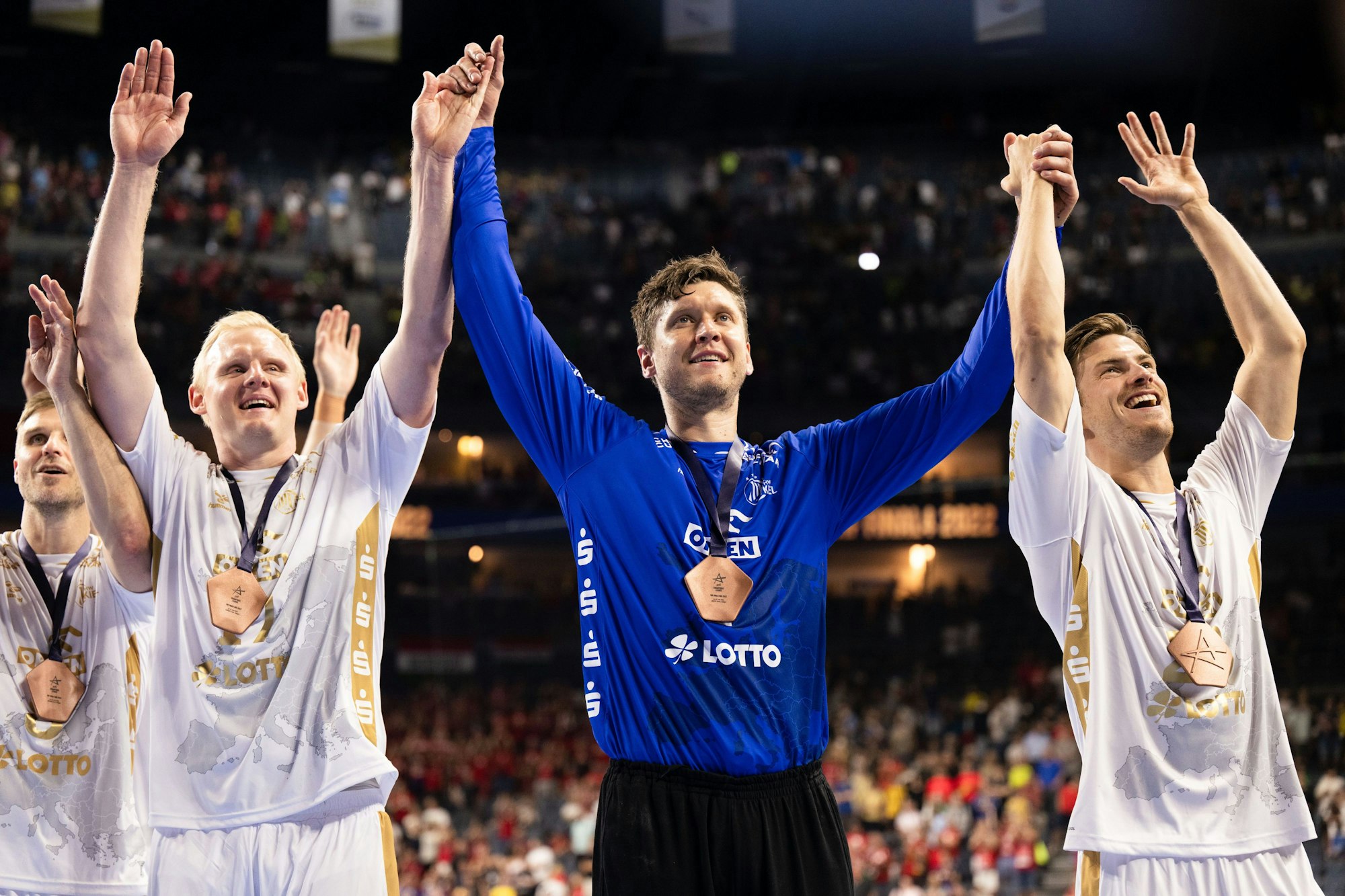 2022: Kiels Patrick Wiencek (l-r), Torhüter Niklas Landin und Rune Dahmke jubeln nach der Partie um Platz 3 beim Champions League Final Four.