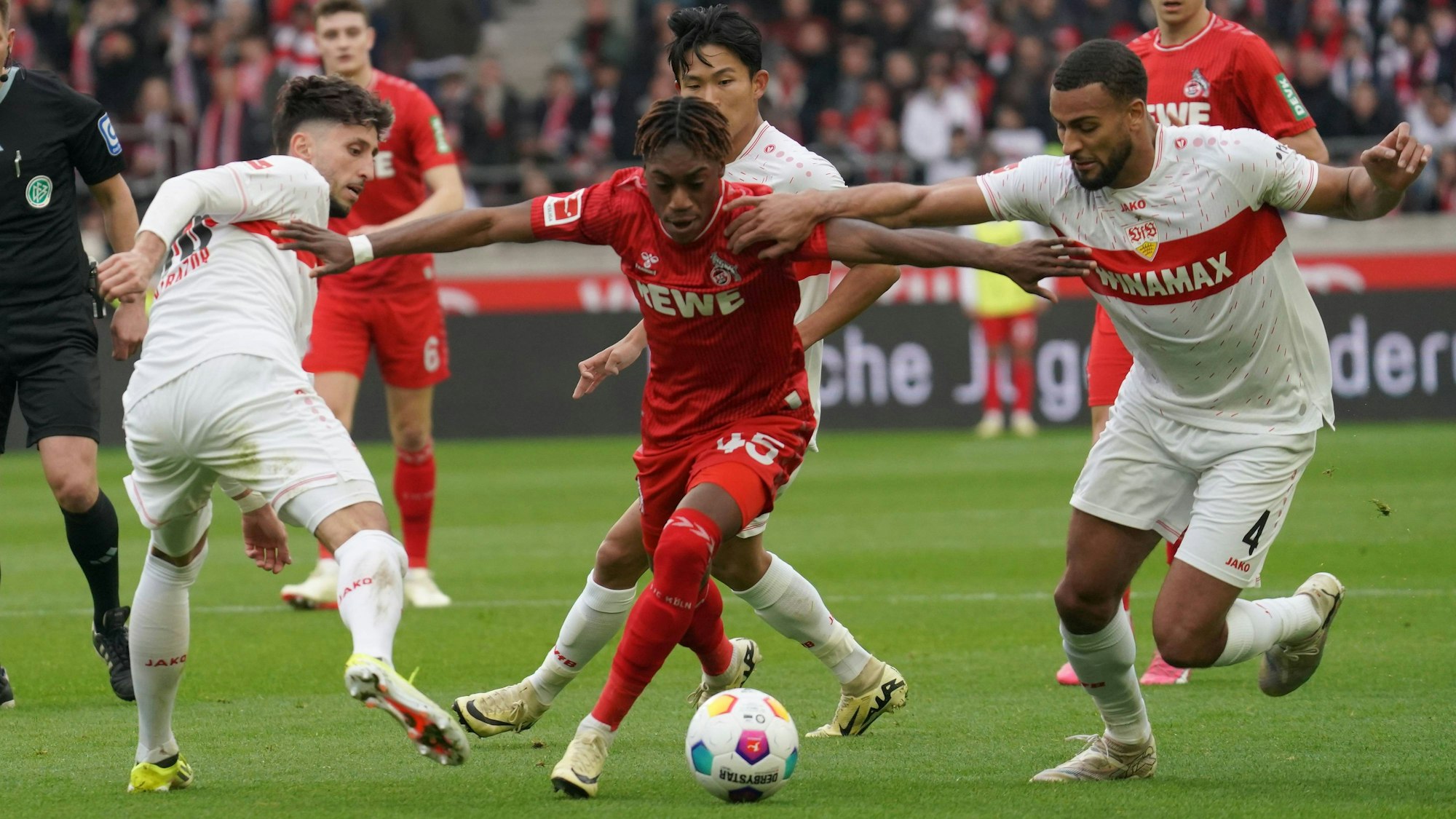 Justin Diehl gegen die Stuttgarter Atakan Karazor und Josha Vagnoman, die bald seine Kollegen sein könnten.