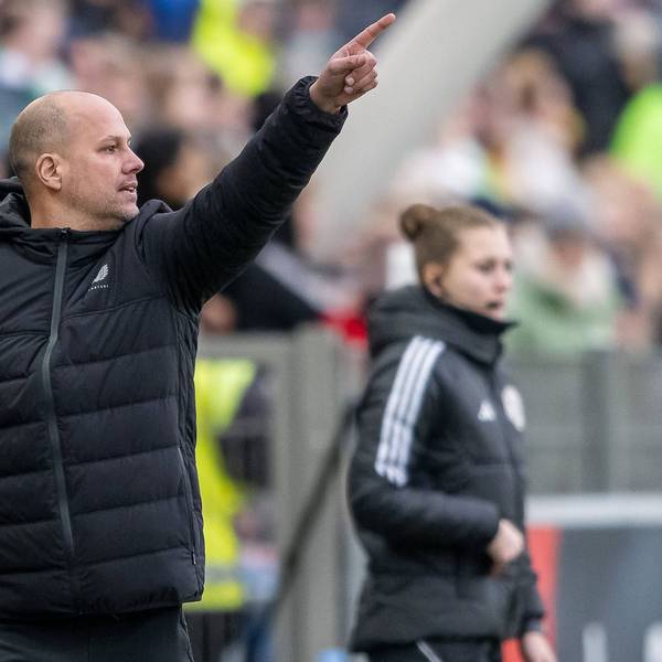 Auch Robert de Pauw Bayer 04 Leverkusen, Trainer wird in den letzten Minuten unruhig und zeigt seiner Mannschaft worauf sie achten soll. Fussball: Google Pixel Frauen-Bundesliga, Saison 2023/2024, 12. Spieltag, Bayer 04 Leverkusen - VfL Wolfsburg am 04.02.2024 im Ulrich-Haberland-Stadion in Leverkusen. Wichtiger Hinweis: Gemaess den Vorgaben der DFL Deutsche Fussball Liga bzw. des DFB Deutscher Fussball-Bund ist es untersagt, in dem Stadion und/oder vom Spiel angefertigte Fotoaufnahmen in Form von Sequenzbildern und/oder videoaehnlichen Fotostrecken zu verwerten bzw. verwerten zu lassen. Foto: Kirchner-Media/TH *** Robert de Pauw Bayer 04 Leverkusen, coach also gets restless in the last minutes and shows his team what to look out for Football Google Pixel Womens Bundesliga, Season 2023 2024, Matchday 12, Bayer 04 Leverkusen VfL Wolfsburg on 04 02 2024 at Ulrich Haberland Stadium in Leverkusen Important note According to the regulations of the DFL German Football League or the DFB German Football Association, it is prohibited to use or have used photographs taken in the stadium and / or of the game in the form of sequential images and / or video-like photo series Foto Kirchner Media TH Copyright: xKirchner-Media/THx
