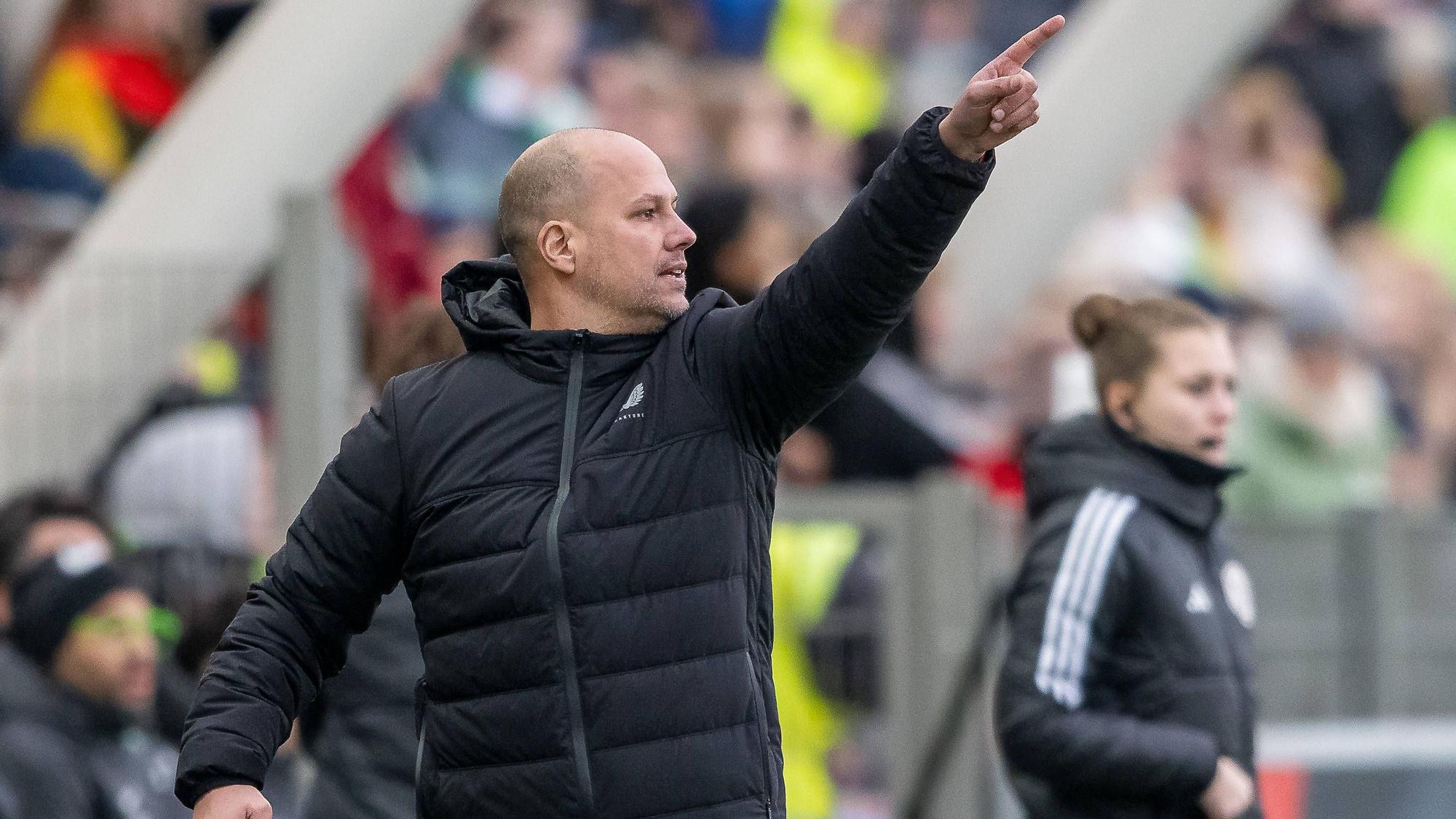 Auch Robert de Pauw Bayer 04 Leverkusen, Trainer wird in den letzten Minuten unruhig und zeigt seiner Mannschaft worauf sie achten soll. Fussball: Google Pixel Frauen-Bundesliga, Saison 2023/2024, 12. Spieltag, Bayer 04 Leverkusen - VfL Wolfsburg am 04.02.2024 im Ulrich-Haberland-Stadion in Leverkusen. Wichtiger Hinweis: Gemaess den Vorgaben der DFL Deutsche Fussball Liga bzw. des DFB Deutscher Fussball-Bund ist es untersagt, in dem Stadion und/oder vom Spiel angefertigte Fotoaufnahmen in Form von Sequenzbildern und/oder videoaehnlichen Fotostrecken zu verwerten bzw. verwerten zu lassen. Foto: Kirchner-Media/TH *** Robert de Pauw Bayer 04 Leverkusen, coach also gets restless in the last minutes and shows his team what to look out for Football Google Pixel Womens Bundesliga, Season 2023 2024, Matchday 12, Bayer 04 Leverkusen VfL Wolfsburg on 04 02 2024 at Ulrich Haberland Stadium in Leverkusen Important note According to the regulations of the DFL German Football League or the DFB German Football Association, it is prohibited to use or have used photographs taken in the stadium and / or of the game in the form of sequential images and / or video-like photo series Foto Kirchner Media TH Copyright: xKirchner-Media/THx