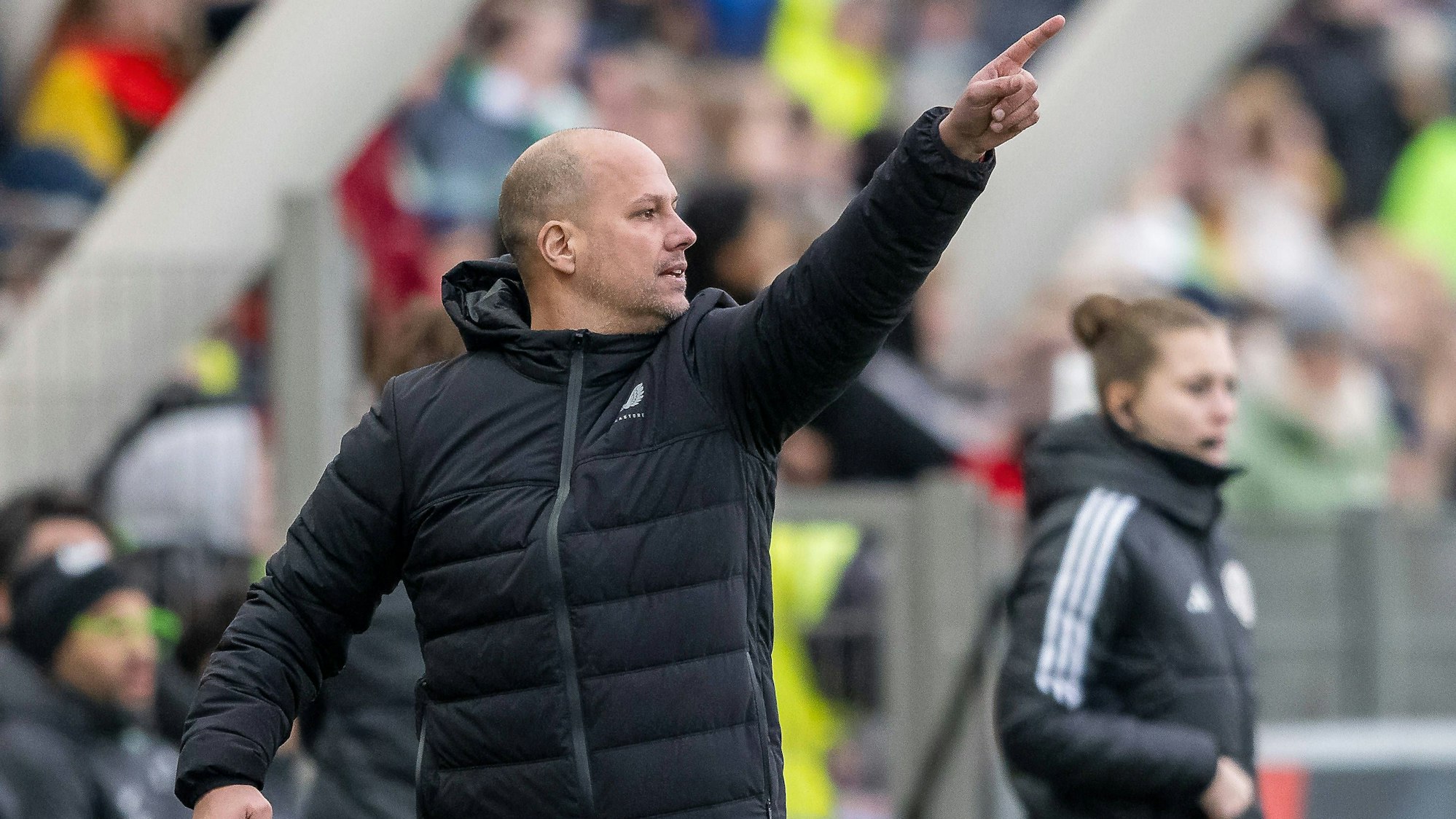 Auch Robert de Pauw Bayer 04 Leverkusen, Trainer wird in den letzten Minuten unruhig und zeigt seiner Mannschaft worauf sie achten soll. Fussball: Google Pixel Frauen-Bundesliga, Saison 2023/2024, 12. Spieltag, Bayer 04 Leverkusen - VfL Wolfsburg am 04.02.2024 im Ulrich-Haberland-Stadion in Leverkusen. Wichtiger Hinweis: Gemaess den Vorgaben der DFL Deutsche Fussball Liga bzw. des DFB Deutscher Fussball-Bund ist es untersagt, in dem Stadion und/oder vom Spiel angefertigte Fotoaufnahmen in Form von Sequenzbildern und/oder videoaehnlichen Fotostrecken zu verwerten bzw. verwerten zu lassen. Foto: Kirchner-Media/TH *** Robert de Pauw Bayer 04 Leverkusen, coach also gets restless in the last minutes and shows his team what to look out for Football Google Pixel Womens Bundesliga, Season 2023 2024, Matchday 12, Bayer 04 Leverkusen VfL Wolfsburg on 04 02 2024 at Ulrich Haberland Stadium in Leverkusen Important note According to the regulations of the DFL German Football League or the DFB German Football Association, it is prohibited to use or have used photographs taken in the stadium and / or of the game in the form of sequential images and / or video-like photo series Foto Kirchner Media TH Copyright: xKirchner-Media/THx