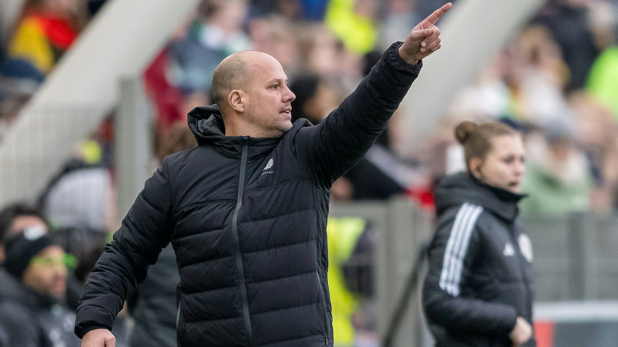 Auch Robert de Pauw Bayer 04 Leverkusen, Trainer wird in den letzten Minuten unruhig und zeigt seiner Mannschaft worauf sie achten soll. Fussball: Google Pixel Frauen-Bundesliga, Saison 2023/2024, 12. Spieltag, Bayer 04 Leverkusen - VfL Wolfsburg am 04.02.2024 im Ulrich-Haberland-Stadion in Leverkusen. Wichtiger Hinweis: Gemaess den Vorgaben der DFL Deutsche Fussball Liga bzw. des DFB Deutscher Fussball-Bund ist es untersagt, in dem Stadion und/oder vom Spiel angefertigte Fotoaufnahmen in Form von Sequenzbildern und/oder videoaehnlichen Fotostrecken zu verwerten bzw. verwerten zu lassen. Foto: Kirchner-Media/TH *** Robert de Pauw Bayer 04 Leverkusen, coach also gets restless in the last minutes and shows his team what to look out for Football Google Pixel Womens Bundesliga, Season 2023 2024, Matchday 12, Bayer 04 Leverkusen VfL Wolfsburg on 04 02 2024 at Ulrich Haberland Stadium in Leverkusen Important note According to the regulations of the DFL German Football League or the DFB German Football Association, it is prohibited to use or have used photographs taken in the stadium and / or of the game in the form of sequential images and / or video-like photo series Foto Kirchner Media TH Copyright: xKirchner-Media/THx