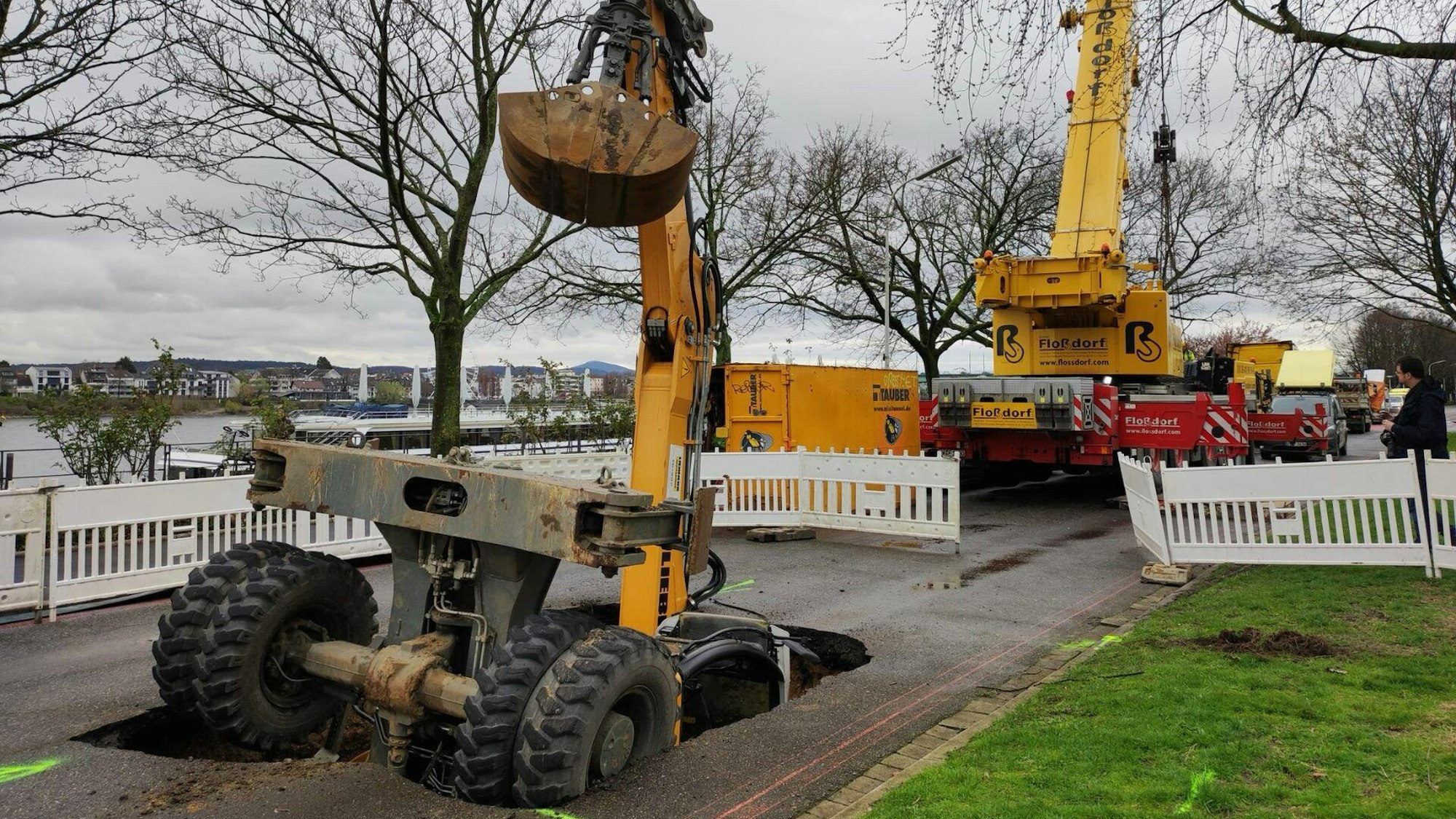 Autokräne werden zur Bergung des eingebrochenen Baggers am Fritz-Schröder-Ufer eingesetzt.